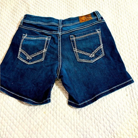 BKE Culture Bermuda shorts. Size 29 only wore maybe 3 times great condition. - Picture 2 of 3